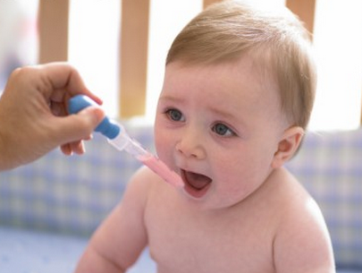 給寶寶喂藥，捏鼻子灌藥法不可取