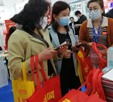 藥源網(wǎng)派發(fā)雜志、水杯、資料袋等